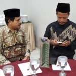 Rahmat Mahmudi (kiri) ketika berbincang dengan Ketua PCNU Kabupaten Kediri KH. Muhammad Ma