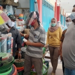 Koordinator UPT Pasar se-Kabupaten Mojokerto Fatkhur Rohman didampingi Kepala Seksi Bina Pasar dan Distribusi Disperindag Mojokerto Dwyan Yuniartha Dydhamba, turun langsung di lokasi pasar untuk sosialisasi PPKM dan prokes.