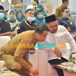 Bupati Gresik, Fandi Akhmad Yani, saat berbincang dengan Plt Kepala DPMPTSP Gresik, AM Reza Pahlevi, saat pembukaan pameran UMKM. Foto: SYUHUD/BANGSAONLINE