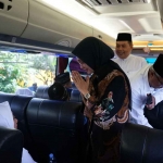 Wali Kota Kediri bersama wakilnya saat menyapa para calon jamaah haji di dalam bus yang akan membawanya ke Asrama Haji Sukolilo, Surabaya. Foto: Ist