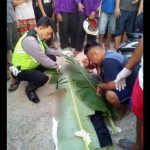 Kondisi korban tewas ditutup daun pisang sebelum dievakuasi.