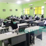 Peserta saat mengikuti tes SKB tahap kedua di SMPN 1 Lamongan. (foto: TRIWIYOGA/ BANGSAONLINE)