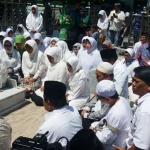 Khofifah ziarah di makam Sunan Ampel.