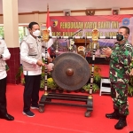 Bupati Yuhronur Efendi saat membuka Karya Bakti TNI di Desa Balun, Kecamatan Turi, Kabupaten Lamongan. (foto: ist)