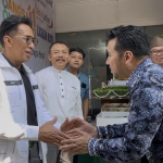 Ketua DPW PAN Jatim sekaligus anggota DPR RI, Ahmad Rizki Sadig (kiri), ketika berjabat tangan dengan Wagub Jatim, Emil Dardak, di peringatan HUT ke-11 BANGSAONLINE. Foto: BANGSAONLINE