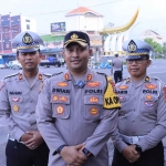 Kapolres Ngawi saat memantau suasana arus balik di Tugu Kartonyono, Jumat (28/4/2023).
