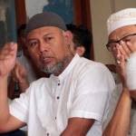 Bambang Widjojanto usai salat dhuhur di masjid di kampungnya. Foto: tempo.co.id