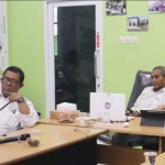 Djauhari Luthfi, Direktur Utama PD Pasar Joyoboyo (kiri depan) saat memantau Monev Sosial Media. Foto: Ist.
