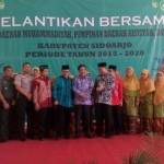 Pengurus Muhammadiyah, Pengurus Aisyiyah Sidoarjo pose bersama dengan Wabup Sidoarjo usai pelantikan, di Pendapa Delta Wibawa, Sidoarjo, Kamis (5/5). foto: musta