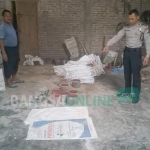 Petugas Polsek Padas melakukan olah TKP. foto: ZAINAL ABIDIN/ BANGSAONLINE
