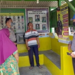 Pemasangan banner atau poster pencegahan penularan virus Corona (Covid-19) dilakukan di sejumlah tempat umum, salah satunya di poskamling.