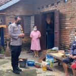 Tenaga kesehatan bersama bhabinkamtibmas, babinsa, dan tim gerebek vaksin dari Puskesmas Yosomulyo didampingi kepala desa dan beberapa staf desa setempat mendatangi rumah-rumah di Desa Yosomulyo, Kecamatan Gambiran, Kabupaten Banyuwangi guna melakukan vaksinasi terhadap penyandang disabilitas. (foto: ist)