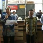 Direktur Pemeriksaan dan Penagihan Dirjen Pajak, Dadang Suwarno dalam jumpa pers di Lapas 1 Surabaya di Porong, kemarin. foto : nanang ichwan/BangsaOnline