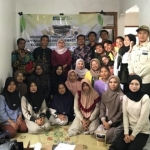 Tim PPK Ormawa Hima IPA dan Lingkungan Unnes bersama Disdagkop UKM, dan pihak terkait usai kegiatan workshop yang digelar di Desa Peron, Kecamatan Limbangan, Kendal, Jateng. (Ist)