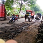 Kondisi jalan yang rusak tergerus banjir.