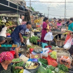 Harga cabai dan telur ayam di Surabaya merosot. Foto: Sulthon/Bangsaonline.