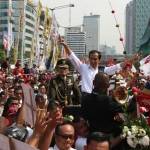 Presiden RI 2014-2019 Joko Widodo dan Wakil Presiden Jusuf Kalla saat Pawai dari Bundaran HI menuju Istana Negara, Jakarta, Senin (20/10). (CNN Indonesia/Safir Makki)