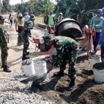 Bintara Pembina Desa membantu warga Desa Kuwurejo, Kecamatan Buluk, mengecor jalan setapak.