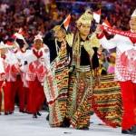 Seragam Kontingen Indonesia banjir pujian saat pembukaan Olimpiade Rio 2016 di Stadion Maracana, Rio, Sabtu (6/8). 