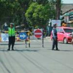 Petugas saat mengatur lalu lintas di jalan Basuki Rahmat Tuban. foto: SUWANDI/ BANGSAONLINE