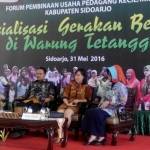BERI MOTIVASI: Sosiolog Unair Bagong Suyanto saat Sosialisasi Gerakan Belanja di Warung Tetangga, di Pendopo Delta Wibawa Sidoarjo, Selasa (31/5). foto: musta