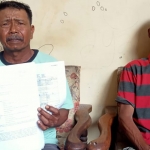 Lahuri dan Sarmadi menunjukan berkas laporan polisi. Foto: BAMBANG/ BANGSAONLINE