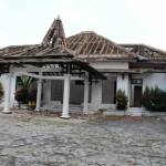 Material bekas bongkaran gedung DPRD Ngawi. foto: zainal abidin/ BANGSAONLINE