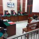 Suasana sidang perusakan mobil dengan terdakwa Jan Hwa Diana dan suaminya Handy Soenarjo di PN Surabaya