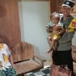 Anggota Polres Ngawi saat membagikan sembako yang bertujuan menekan angka stunting.