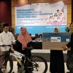 Para narasumber bersama para pemenang doorprize.