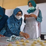 Baking Class Donat dan Pastry yang digelar di SMKN 3 Kota Kediri. (foto: ist)