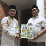 Anggota DPR RI, R. H. Imron Amin menerima penghargaan Tokoh Muda Nahdliyin Inspiratif 2025 dari Forkom Jurnalis Nahdliyin. Foto: FJN for BO.