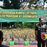 Pangdam V/Brawijaya Mayjen TNI Wisnoe, P. B. memberikan sambutan sebelum penanaman vetiver.