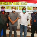 Bapaslon OK diapit dua komisioner KPU Ngawi usai pemeriksaan kesehatan.