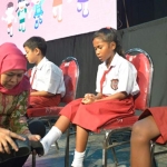 Gubernur Khofifah berkesempatan membagikan secara langsung dan ikut memakaikan sepatu pada perwakilan anak-anak yang hadir. foto: ist