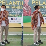 Bupati Baddrut Tamam mengenakan Tamam Batik Jacket yang trendi dengan bahan batik pamekasan karya Embran Nawawi di acara pelantikan Ketua Kadin Pamekasan.