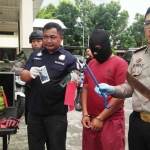 Pelaku saat digelandang petugas Kepolisian di Mapolres Blitar Kota.