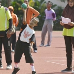 Salah satu atlet ABK sedang melakukan lemparan. foto: ist