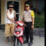 tersangka diamankan polisi bersama barang bukti.