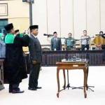 Pengambilan sumpah jabatan anggota baru DPRD Jombang, Sutadji dipimpin Ketua DPRD Joko Triono, Senin (31/10) malam. foto: Rony S/ BANGSAONLINE