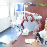 Tenaga medis sedang melayani pengobatan dalam program rail clinic.