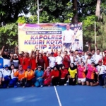 Sebelum pertadingan, para peserta berfoto bersama Kapolres.