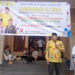 Anggota DPR RI, Muhammad Ali Ridha saat membuka acara khitan massal gratis di kediaman Ketua PSBB, Jamaluddin Syam di Desa Pangorayan, Kecamatan Proppo, Kabupaten Pamekasan.