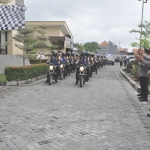 Para Bhabinkamtibmas Sidoarjo pada Senin (7/12/2020) pagi, mulai menyalurkan bantuan 10 ton sembako dari Kapolri. (foto: ist)