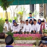 Rombongan pengurus Partai Nasdem ketika ziarah ke makam Gus Sholah.