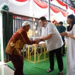 Bupati Kediri Hanindito Himawan Pramana didampingi istrinya saat bersalaman dengan warga. (Ist)