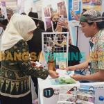 Gubernur Jawa Timur, Khofifah Indar Parawansa, saat meninjau salah satu stan di Majapahit Travel Fair 2022. Foto: DEVI FITRI AFRIYANTI/BANGSAONLINE