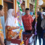 KREATIF DAN INOVATIF: Siswa Smamita menjelaskan karya inovasinya kepada pengunjung Smamita Expo, Sabtu (27/4). foto: MUSTAIN/ BANGSAONLINE