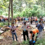 Aparat kepolisian saat melakukan olah TKP temuan mayat perempuan tanpa identitas di Desa Sambikerep, Kecamatan Rejoso, Kabupaten Nganjuk, Jawa Timur, Senin (25/3/2024). Foto: Dok. Polres Nganjuk.