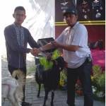 Panitia kurban dari Mapolrestabes Surabaya dan Kabag Sumda Polres Pelabuhan Tanjung Perak menyerahkan kambing melalui wakil dari BANGSAONLINE. foto: rusmiyanto/BANGSAONLINE